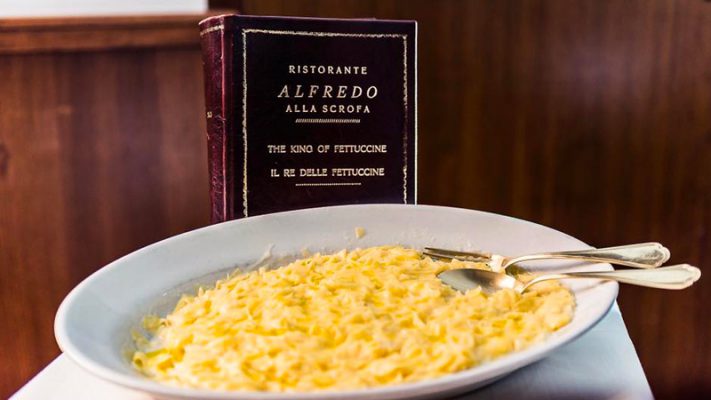 Fettuccine all'Alfredo: la ricetta italiana che fa impazzire gli americani, ma in Italia non esiste!