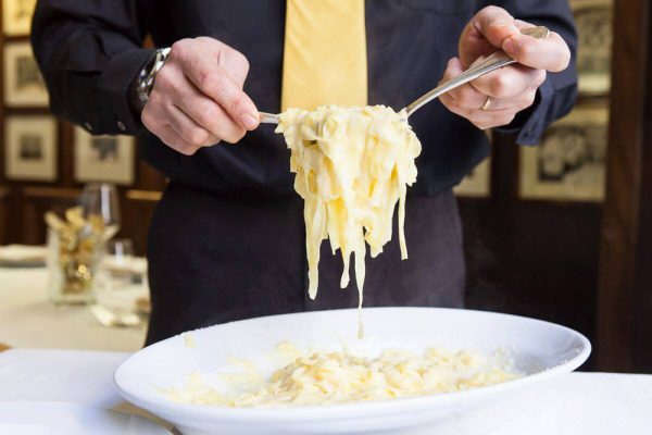 Fettuccine all'Alfredo: la ricetta italiana che fa impazzire gli americani, ma in Italia non esiste!
