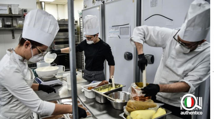 ristorazione-italia-cinese-cina-nuove-restrizioni-covid-coronavirus-cucina-guanti-mascherina-virus